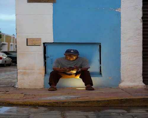 Persona usando el celular de forma consciente